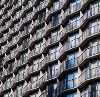 Modern iş bürosu. İş binası. Ön cephe mimarisi. Mimarlık geçmişi. Cam bina balkonu. Mimari detay. Detaylı mimari geçmişi. Balkon arka planı.