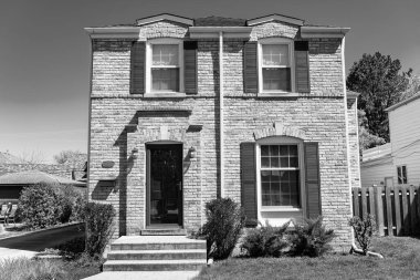 Modern villa cephesi. yazlık köy. Mahalledeki bir banliyö kulübesinin dışında. mimari tasarım. Modern yazlık ev. Mimarlık konsepti. İkamet mimarisi. konut sigortası.