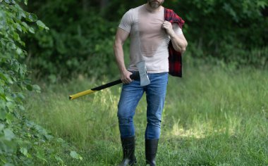 Ormanların yok edilmesi. Baltalı terli adam. Ormanda baltayla oduncu. Keresteci gömlekli, baltalı, kırpık manzaralı. Vahşilik ve erkeklik. Baltalı oduncu terliyor. Oduncu baltası..