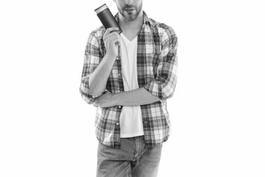 Arka planda tıraş losyonu ve kozmetik ürünleri olan adam manzarası. Stüdyoda tıraş losyonlu bir adam. Traş losyonlu bir adamın fotoğrafı. Tıraş losyonlu bir adam beyaza izole edilmiş..