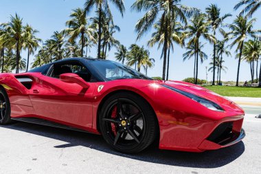Miami Beach, Florida USA - 9 Haziran 2024: Ferrari 488 gtb örümcek Miami plajında kırmızı. Ferrari lüks bir İtalyan markasıdır. Ferrari 488 gtb kırmızı okyanus sürücüsü Miami plajı