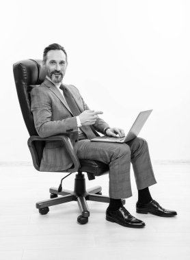 Uzaktan kumanda serbest çalışıyor. İş adamı, ofis elbisesi içinde dinleniyor. İş başarısı. Bilgisayarda iş adamı iletişimi. Çevrimiçi çalışan serbest çalışan biri. Serbest blog yazarı. Bilgisayarda işaret parmağı.