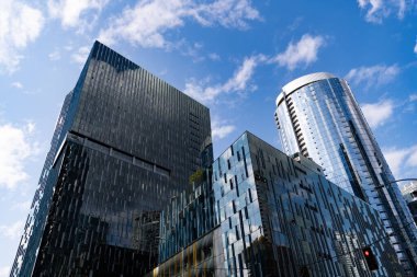 Modern şehir perspektifi. Metropolis City 'deki gökdelen. Şehir merkezinde gökdelen manzaralı. Bakış açısı. Gökdelen mimarisi. Camsı yüzlü bir gökdelen. Şehir tarzı.