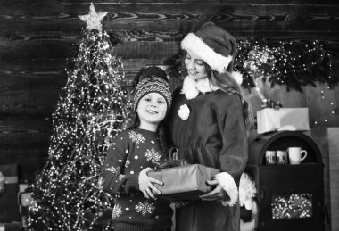 Yeni yıl partisi. Mutlu çocuklar için hediye kutusu. Noel alışverişi zamanı. Mutlu yıllar. İki kız kardeş Noel 'de birbirlerine hediye verirler. Süslü odada küçük Noel Baba kızları. Aile bayramı kutlaması. dostluk.