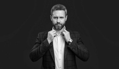 Resmi adam kırmızı arka planda tek başına resmi kıyafet giyer. Stüdyoda resmi kıyafet giyen bir adam. Resmi kıyafetleri olan bir adam. Resmi kıyafetli bir adamın fotoğrafı..