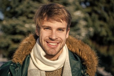 Kışın moda ceketli neşeli bir adam. Kışın açık havada giyinen bir adam. Şık bir adam kış modasını açık havada giyer. Kış tatillerinde moda adamı.