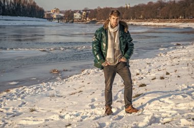 Tatillerde dış giysili bir adam. Dış giysili bir adam. Dışarıdan giyinen bir adam. Açık havada şık giyinen bir adam..