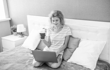 Dizüstü bilgisayarında kahve blogu olan serbest çalışan bir kadın. Serbest çalışan kadın evde blog yazıyor. Evde serbest çalışan biri için blog yazıyorum. Yatakta dizüstü bilgisayarlı bir kadın.