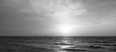 Güzel gün doğumu gökyüzü Sabah kumsalı, romantik manzara.