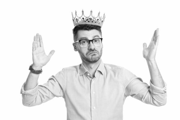 Эгоистичный бизнесмен в короне. студийный кадр эгоистичного бизнесмена в короне. эгоистичный бизнесмен в короне изолирован на белом фоне. Корона награда для бизнесмена. эгоистическая концепция.