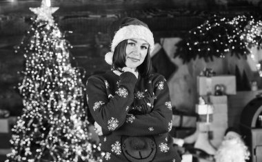 Yeni yılla tanışmaya hazır. Mutlu Noeller ve mutlu yıllar. Mutlu kız Noel dekorasyonu geçmişi. Kadınlar Noel Baba şapkası takıp Noel 'i kutlarlar. İndirim ve son dakika indirimi. Tatil alışverişi..