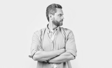 Gri arka planda izole edilmiş günlük tarzda beyaz sakallı bir adam. Stüdyoda kirli sakalı olan sıradan bir beyaz adam. Kafkasyalı bir adamın resmi sıradan giyiniyor. Günlük gömlek giyen beyaz bir adam..