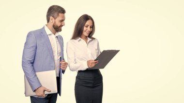 İş ortaklığı. İş adamları analitiği. İş toplantısında sözleşme imzalamak. Başarılı pazarlıklar. Şirket birleşmesi. İş adamları iş sözleşmesi imzalıyor. Analizler belgeleri kontrol et.