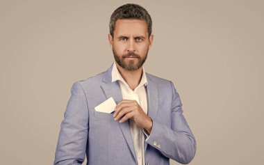 İşletme markası. Hesabı öde. Stüdyoda kredi kartı olan İspanyol bir işadamı. Emoney ile iş anlaşması. İş başarısı. Takım elbiseli işadamının kredi kartı gri renkte..