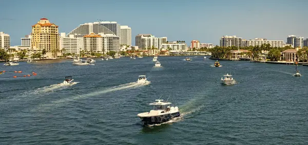 Fort Lauderdale, Florida, ABD - 25 Mart 2023 Florida Fft Lauderdale üzerinden ABD silueti.