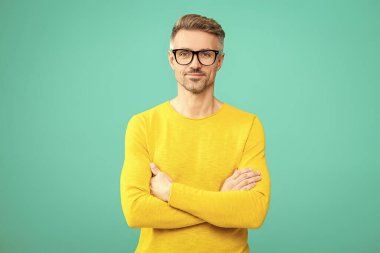 Olgun adam gözlüklü bak. Görüş keskinliği ve görme yeteneği. Vizyon görüşü düzeltmesi. Gözlüklü adam iyi görünüyor. Görmekte zorlanıyorum. Mavi üzerine izole edilmiş bir adam için göz giysisi. Gözlüklerle iyi görünüyorsun..