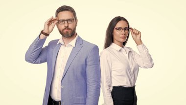 İş arkadaşları beyazları izole ediyor. Resmi takım elbiseli iki iş adamı. Hırslı iş adamları destek veriyor. Profesyonel iş lideri ve menajeri. Başarılı iş adamları. başarı vizyonu.