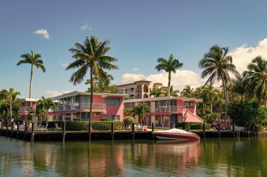 Yazın lüks bir apartman dairesinde. Florida 'daki körfeze git. Tropikal bir evde yaz tatili. Yatı olan lüks bir yazlık villa. Yaz cennetinde tatil. Pembe ev..