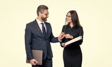 Sözleşmeyle uğraşıyorum. İş adamları belge imzalıyor. İş adamları kontrat imzalıyor. Beyazlar üzerinde izole edilmiş bir iş anlaşması imzalamak. Pazarlıkta iş ortağı. Anlaşma için anlaşma..