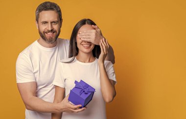 Sevgi dolu adam Sevgililer Günü için hediye veriyor. Sürpriz kadına hediye kutusu. Sevgilisinden hediye alan kız arkadaşı. Sevgililer Günü çifti. Birbirine aşık bir çift. Kadınlar günü hediyesi. Boşluğu kopyala,