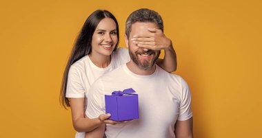 Sürpriz adama hediye kutusu. Sevgilisinden hediye alan bir erkek arkadaş. Sevgililer Günü çifti. Birbirine aşık bir çift. Erkek günü hediyesi. Sevgi dolu bir kadın sevgililer gününde hediye veriyor. Sürpriz!.