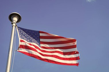 Anma Günü. Amerika Birleşik Devletleri 'nde Gaziler Günü. Amerikan Bayrağı gökyüzünde dalgalanıyor. Amerikan bayrağıyla 4 Temmuz. Bağımsızlık Günü. Ulusal vatanseverlik sembolü. ABD bayrağı.