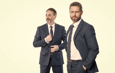 Lider adam liderliği temsil ediyor. Başarılı iş adamı. İşletme lideri beyazları soyutladı. Takım elbiseli iki iş adamı. İş arkadaşı ve iş arkadaşı. İş liderliği ve başarı. Boşluğu kopyala.