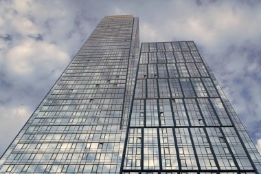 Gökdelen mimarisi. Gökdelen. Modern cam bina. Metropolis City 'deki gökdelen. Şehir merkezinde gökdelenli. İş bölgesindeki ofis binası. Mimari elementler.