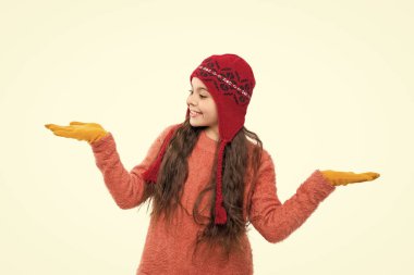 Beyaz şapkalı bir kız. Kış modası modası. Çocukluğun tadını çıkaran şapkalı genç bir kız. Şapkalı, modaya uygun kıyafetler giyen bir kız. Ürünü sunuyorum..