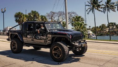 Fort Lauderdale, Florida, ABD - 25 Mart 2023: Jeep Gladyatör lüks spor araba, yan görüş.