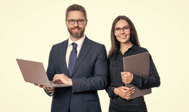 Patron ve çalışanı dizüstü bilgisayar kullanıyor. Beyazlar üzerinde izole iş adamları. Uzaktan kumanda devrede. Meşgul iş arkadaşları. Çevik iş. Uzaktan kumandalı. yıllık ciroyu kontrol et.