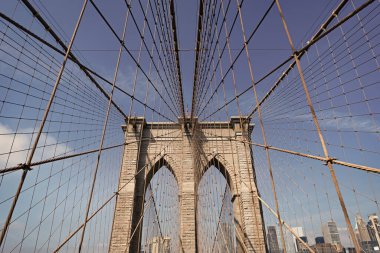 New York 'taki Brooklyn Köprüsü. Brooklyn 'deki tarihi köprünün mimarisi. New York 'un Brooklyn Köprüsü. New York köprüsü Manhattan ve Brooklyn 'i birbirine bağlıyor. New York şehir mimarisi.