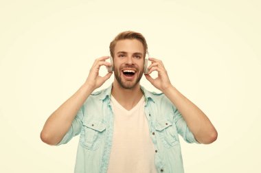 Beyaz tenli bir adam izole edilmiş. Öğrenci çocuk, sesi dinle. Milenyum adamı kulaklıkla müzik dinler. Müzik konsepti. Z jenerasyonu yaşam tarzı. Müzik kulaklıklarıyla ses dinleyen adam. Mutlu ol..