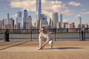 Spor ayakkabılarını spor ayakkabılarına bağlayan sporcu New York 'ta spor için hazırlanıyor..