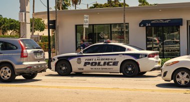 Fort Lauderdale, Florida, ABD - 25 Mart 2023: Polis Dodge Charger aracı dışarıda park halinde, yan görüş.