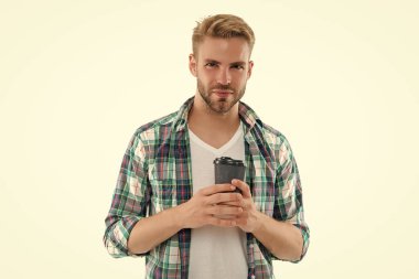 Stüdyoda sabah kahveli bir adam. Sabah kahveli bir adamın fotoğrafı. Sabah kahveli adam beyaz üzerine izole edilmiş. Arka planda sabah kahvesi olan adam.