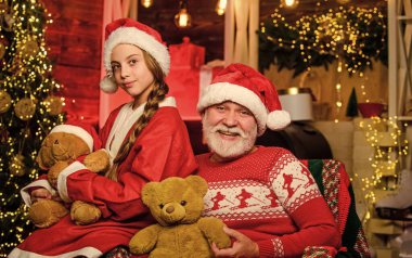 Xmas mutluluk ve neşe. Çocuğa hediye. Aile tatili. Noel Baba 'yla küçük bir kız. Mutlu yıllar. Fazla oyuncağım yok. Dedem ve torunum evde. Baba ve kızı Noel 'i severler..