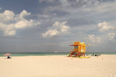 Florida, ABD 'deki Miami plajının sarı cankurtaran kulesi..