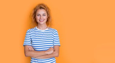 Sarı arka planda izole edilmiş mutlu kızıl saçlı kız portresi. Stüdyodaki genç kızıl saçlı kızın uzay portresini kopyala. Yetişkin kızıl kız portresi.