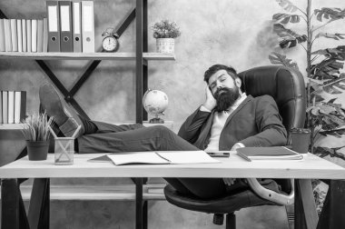 Dinlen ve şükret. Yorgun patron masa başında dinleniyor. Dinlenme molası. Ofiste kestiriyor. Hiçbir şey kontrol altında değil..