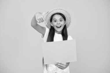 Şaşırmış genç kız boş reklam kağıdının fotokopi alanı ile işaret ediyor..