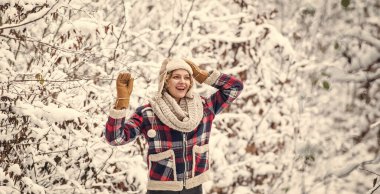 Neşeli hissediyorum. Doğanın tadını çıkarıyorum. Kışın heyecanlı bir kadının portresi. Dışarıdaki neşeli kız. neşeli ve enerjik bir kadın. Kış günü kayak tatili. Kalın elbiseli güzel bir kadın..