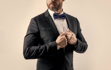 Stüdyoda kırpılan smokin adam. Smokin giyen bir adamın fotoğrafı. Adam smokin resmi takım elbise giyiyor. Smokinli adam beyaz arka planda izole edilmiş..