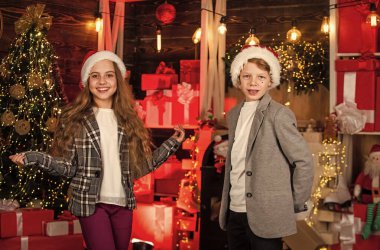 Erkek ve kız Noel Baba şapkaları. Çocuklar güzel arkadaşlar Noel tatiliyle tanışır. Joy ve Noel. Aile Noel 'i kutlar. Birliktelik konsepti. Şenlikli atmosfer noel günü. Kendine iyi bak..