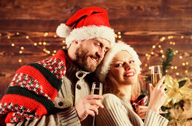 Aşklarını ifade ediyorlar. Birbirine aşık çift Noel Baba şapkası. Hediye zamanı. Mutlu noeller. Aile şampanyası. Selamlama zamanı. Çift kendini rahat hissediyor. Mutlu yıllar. Kadınlar ve erkekler xmas 'ı sever.