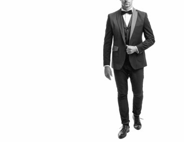 Beyaz arka planda, zengin smokin papyonlu, ağan damat. Tam uzunluk.