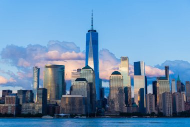 NYC Manhattan 'ın şehir manzarası. New York, Manhattan 'ın merkezindeki gökdelen şehri. Gökdelen mimarisi olan Manhattan şehir manzarası. New York şehrinin silueti olan Manhattan. Akşam gökyüzü.