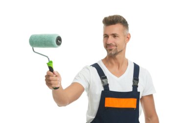 Boyacı adam boya silindiri tutuyor. Dekoratör için boya silindiri. Tadilat işi. Dekoratör boyama yapıyor. Tamirci adam beyazı izole etti. Ressamı yeniliyorum. Seçici odaklanma. Ev dekoratörü.