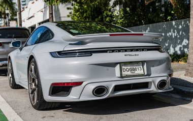 Miami Beach, Florida USA - 9 Haziran 2024: Porsche 911 Carrera Turbo Miami plajında. Gri Orsche 911 Carrera Turbo