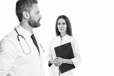 Doktor dahiliyecisi beyaz pano ile izole edilmiş. Hemşireye reçete yazan doktor. Reçeteli. İlaç ve sağlık sigortası. Hastanedeki doktor. Doktorun reçetesi var. seçici odak.